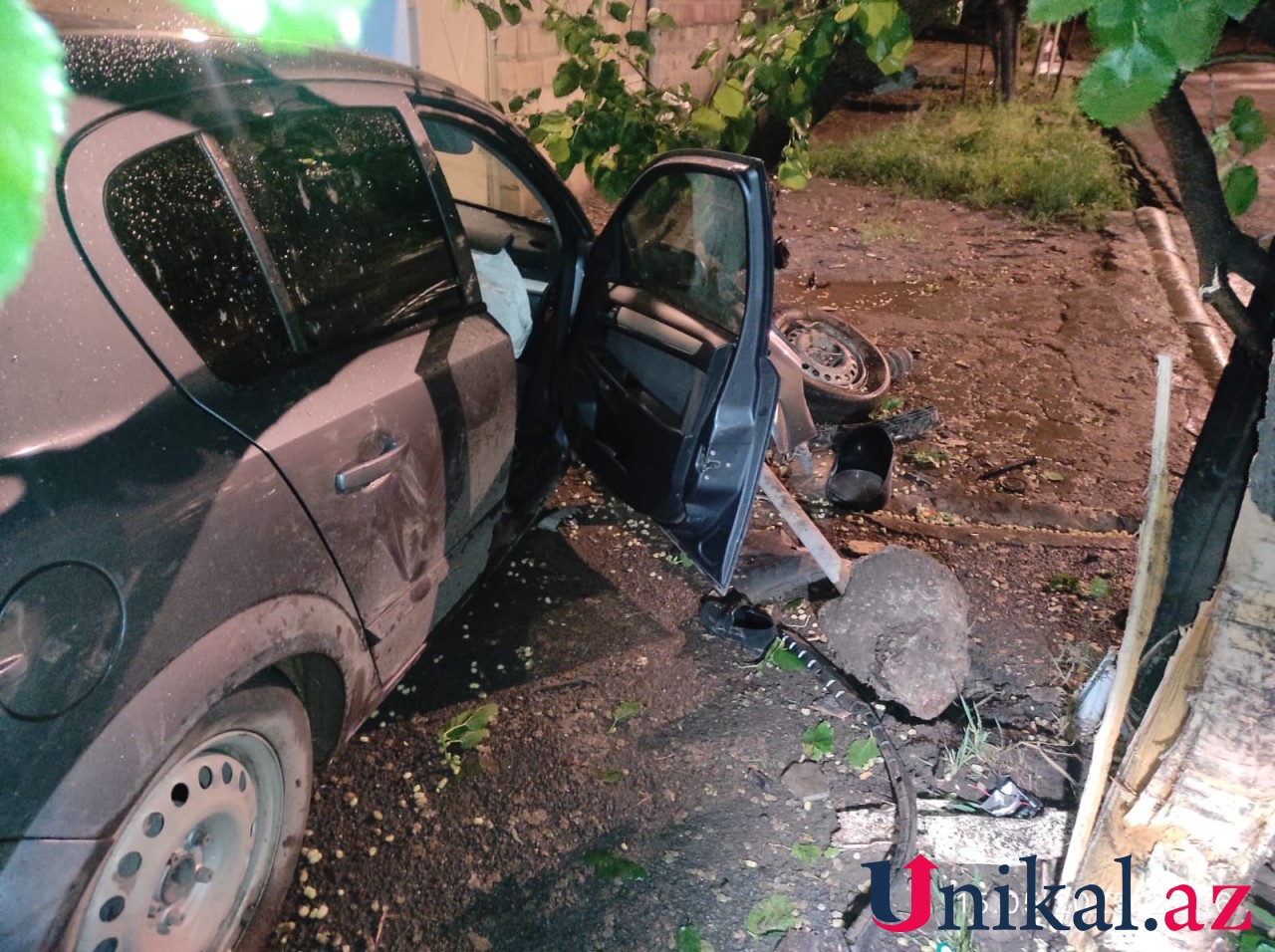 Gəncədə avtomobil evə çırpıldı - Yaralanan var (FOTOLAR)